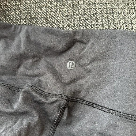 Size 2 Lululemon cropped leggings black - Picture 3 of 4